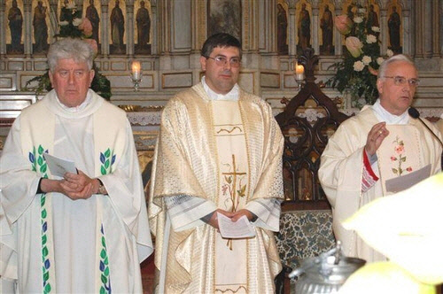 소설 장발장 속 '미리엘 신부' 미담의 주인공 다닐로 바를레세(가운데) 신부가 예배을 보고 있다.          베네치아 카오를레 교구 본당 웹사이트 캡처